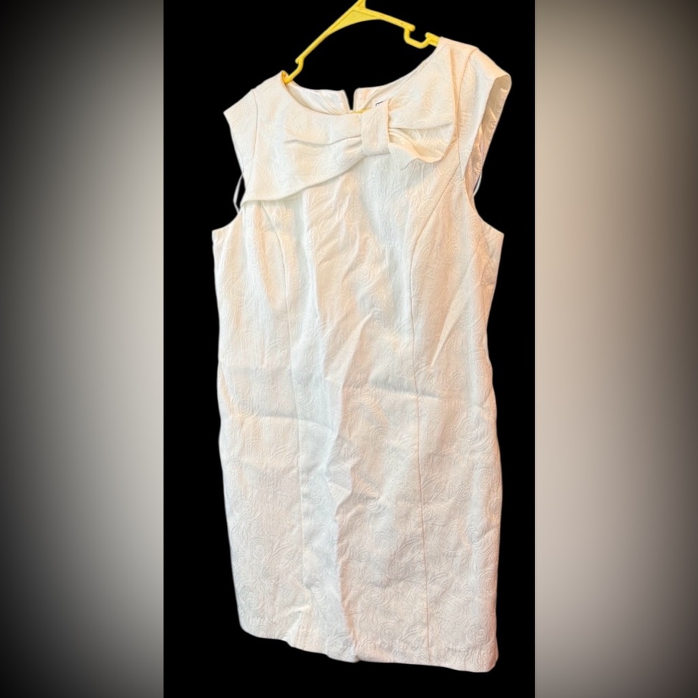 Elegant White/eggshell Sleeveless Dress with Bow